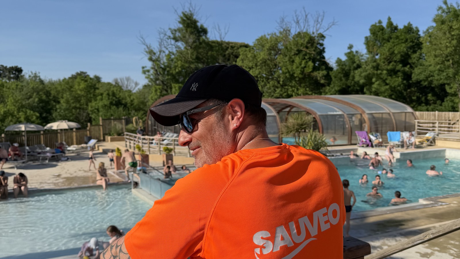 Sauveteur Sauveo en poste sur un bassin de camping premium