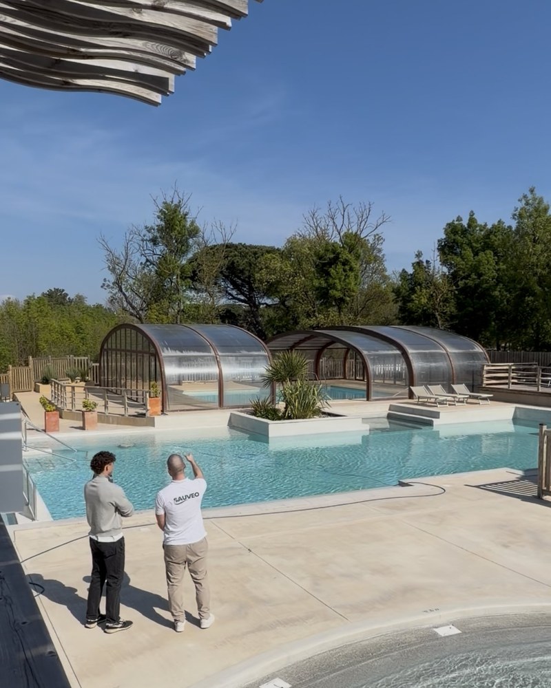 Équipe Sauveo en inspection d'un espace aquatique premium