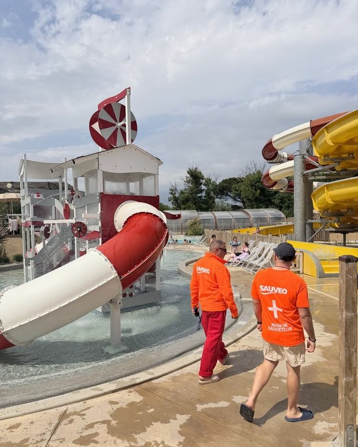 Équipe Sauveo sur un aquapark de camping HPA
