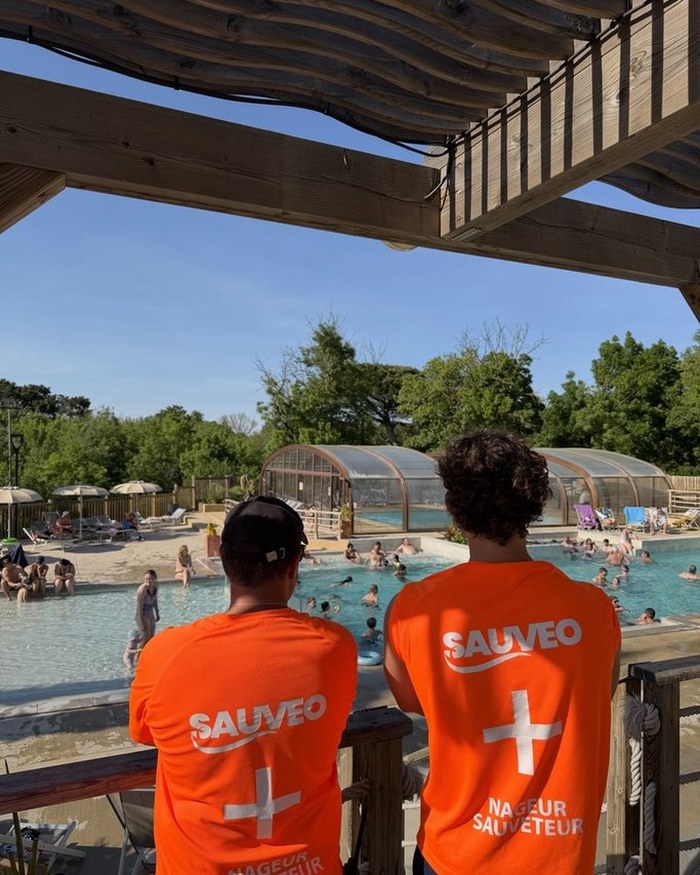 Équipe Sauveo en surveillance active sur un camping HPA premium